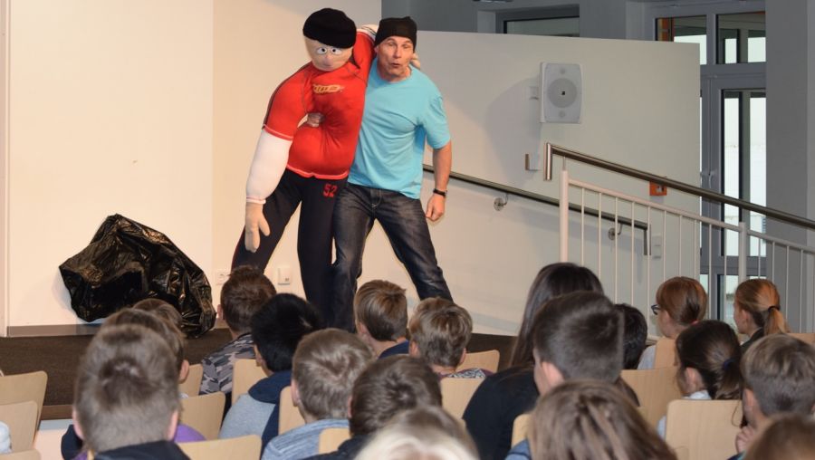 Damit Mobbing keine Schule macht: Schauspieler Heinz Diedenhofen gastierte auf Einladung des Paderborner Kreisjugendamtes an vier Schulen im Kreisgebiet (Foto: © Amt für Presse- und Öffentlichkeitsarbeit, Kreis Paderborn, Ulrike Sander)